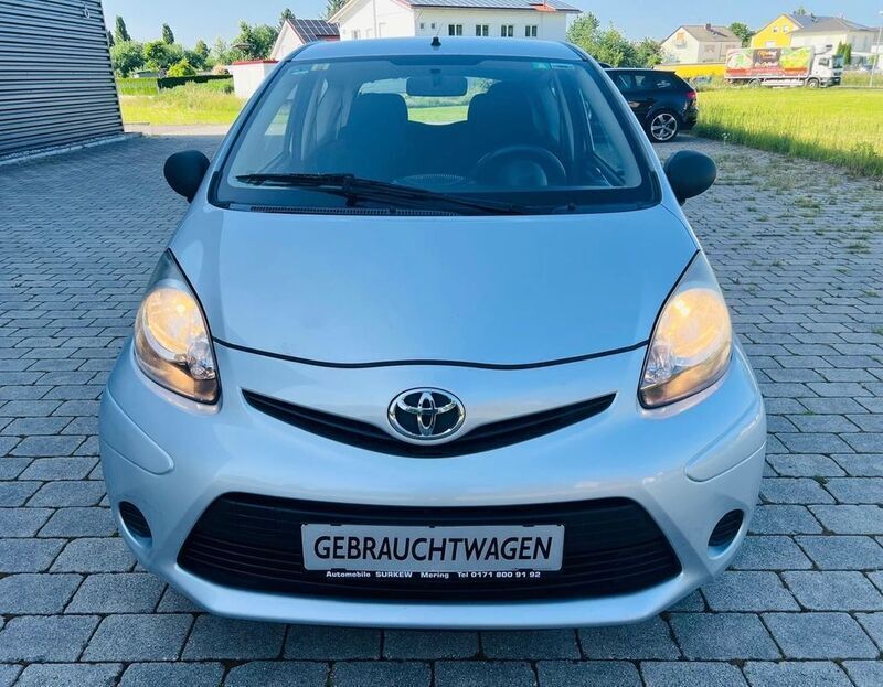 Satin silver Gebraucht 2013 Toyota Aygo Basis Kleinwagen | 2.790 € (Fairer Preis) - Bild 1/4