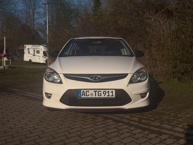 Gebraucht Hyundai i30 109 PS (80 kW) 2012 Weiß Limousine