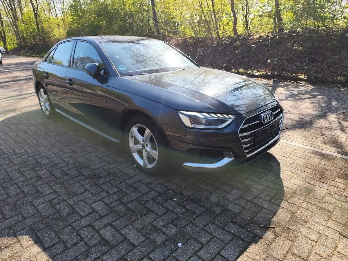 Gebraucht Audi A4 Advanced 163 PS (119 kW) 2022 Grau Limousine