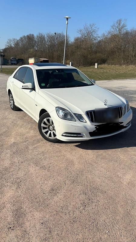 Weiß Gebraucht 2011 Mercedes E200 Limousine | 8.300 € (Superpreis) - Bild 1/4