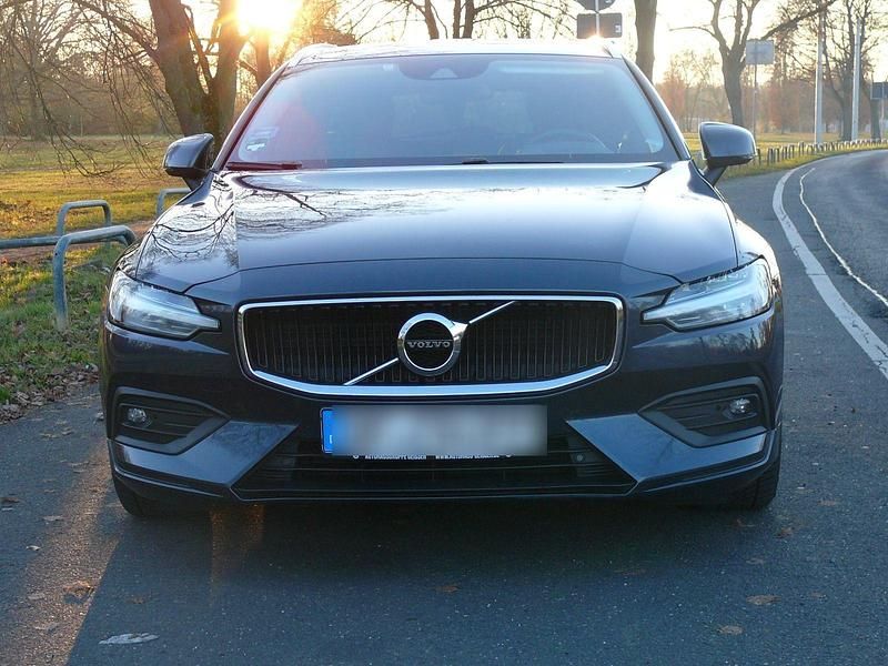 Schwarz Gebraucht 2018 Volvo V60 Momentum Kombi | 24.300 € (Superpreis) - Bild 1/4