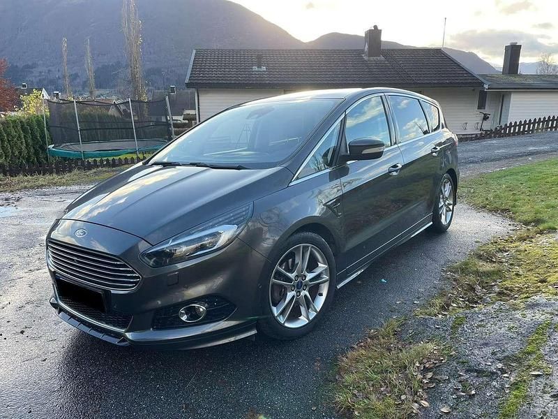 Grau Gebraucht 2017 Ford S-MAX Titanium Kombi | 18.690 € (Fairer Preis) - Bild 1/4