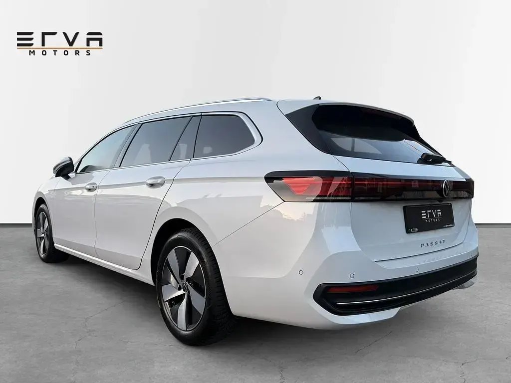 Gebraucht VW Passat Business 150 PS (110 kW) 2024 Oryxweiss Kombi