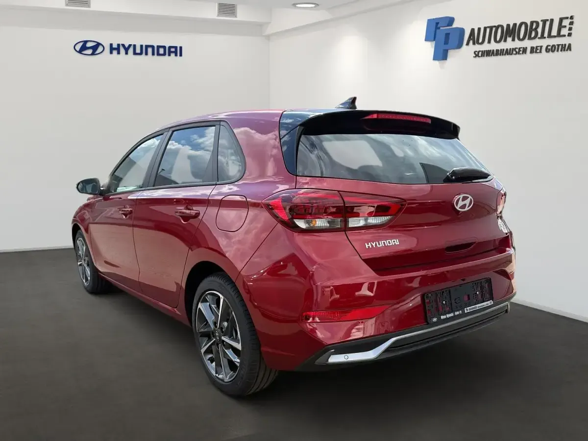 Gebraucht Hyundai i30 Advantage 101 PS (74 kW) 2024 Ultimate red Limousine