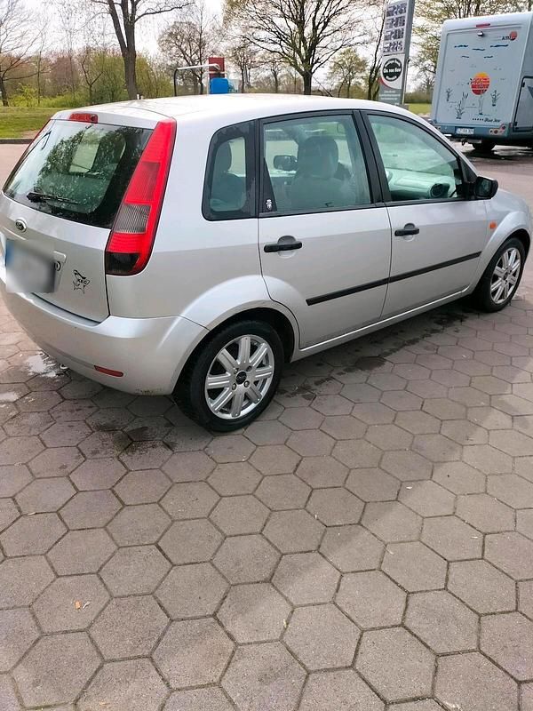 Gebraucht Ford Fiesta 80 PS (58 kW) 2003 Silber Kleinwagen