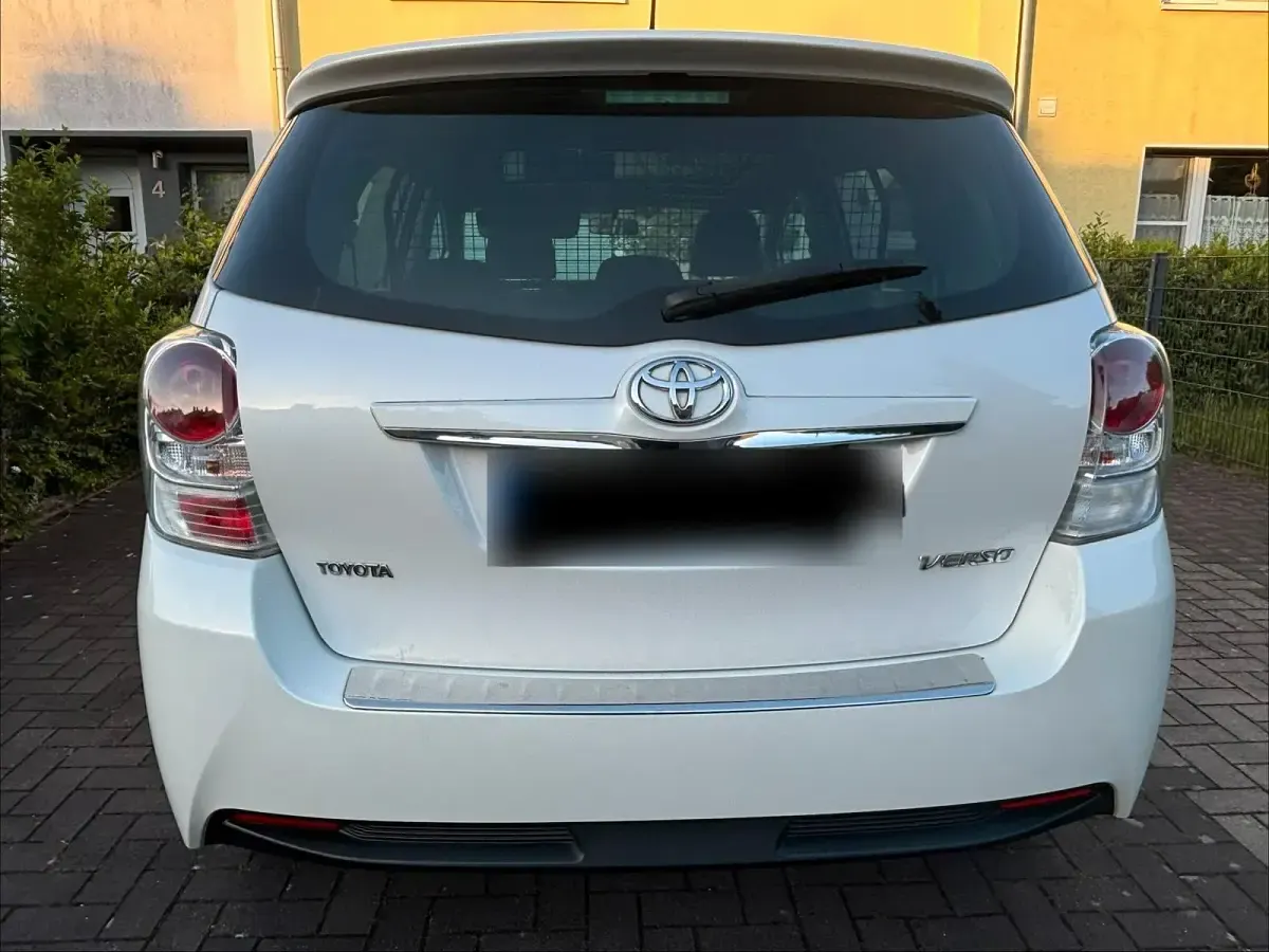 Gebraucht Toyota Verso Skyview Edition 116 PS (85 kW) 2015 Weiß Van / Kleinbus