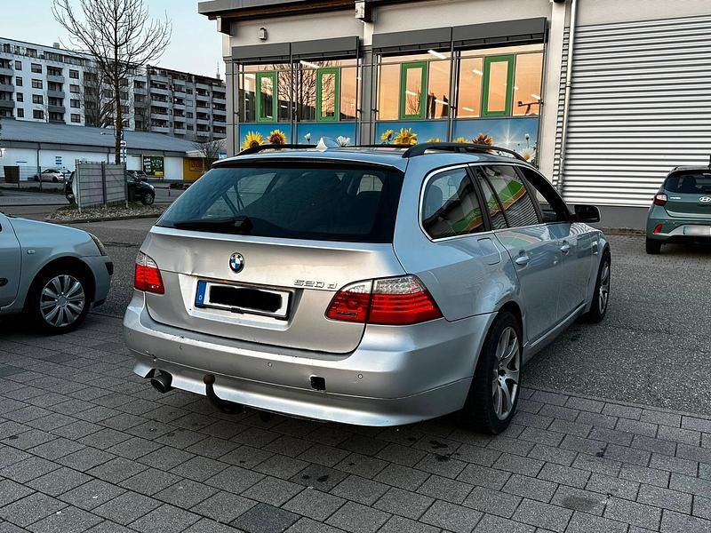 Gebraucht BMW 520 177 PS (130 kW) 2009 Grau Kombi