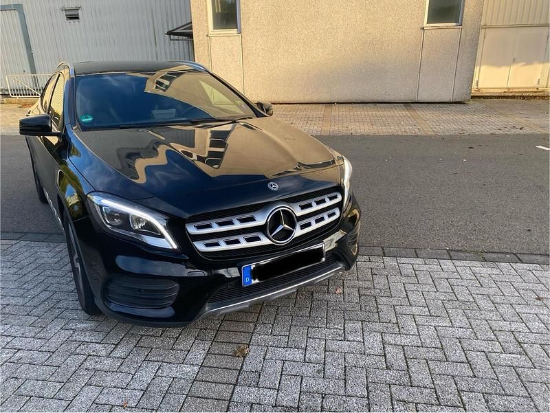 Schwarz Gebraucht 2019 Mercedes GLA180 AMG line SUV | 17.999 € (Guter Preis) - Bild 1/4