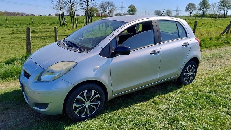Silber Gebraucht 2010 Toyota Yaris Kleinwagen | 3.333 € (Fairer Preis) - Bild 1/3