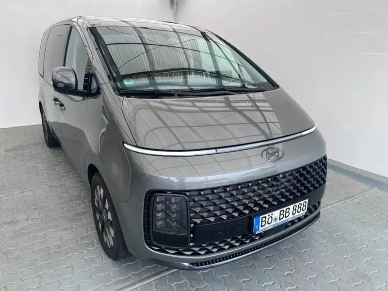 Olivine grey / met Gebraucht 2024 Hyundai Staria Signature Van | 53.990 € (Etwas zu teuer) - Bild 1/1
