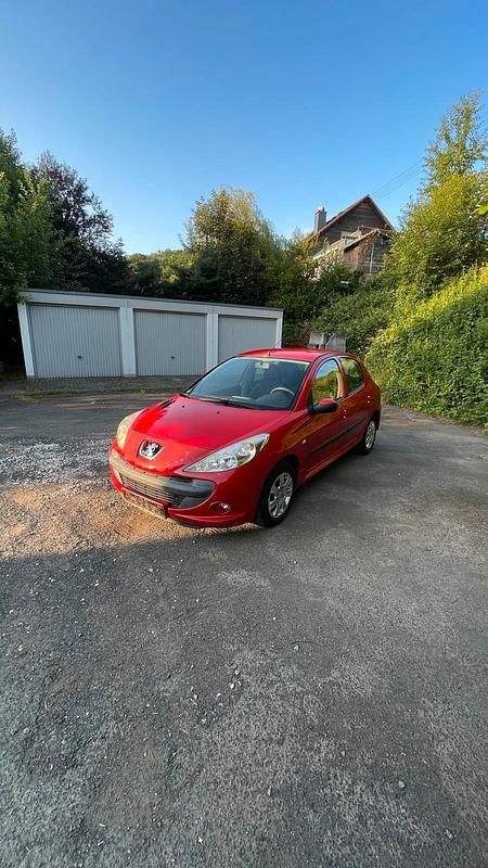 Rot Gebraucht 2010 Peugeot 206+ Kleinwagen | 4.299 € - Bild 1/4