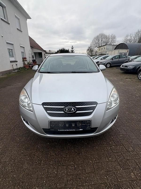 Gebraucht Kia Ceed 109 PS (80 kW) 2008 Grau Kleinwagen