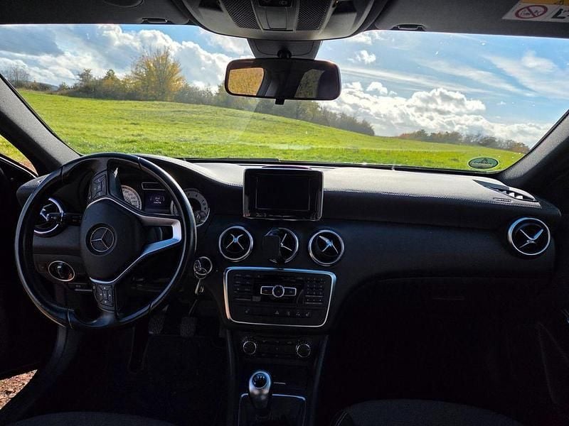 Gebraucht Mercedes A180 Style 122 PS (89 kW) 2015 Schwarz Limousine