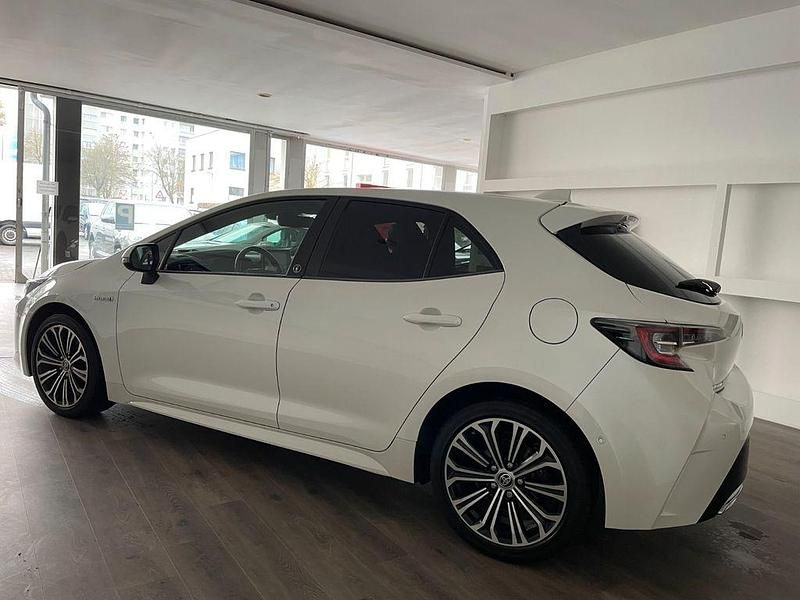 Gebraucht Toyota Corolla Hybrid Team 184 PS (135 kW) 2021 Weiß Limousine