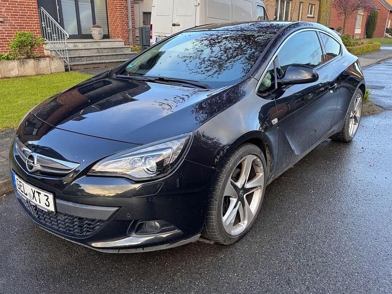 Gebraucht Opel Astra GTC 140 PS (102 kW) 2012 Schwarz Limousine
