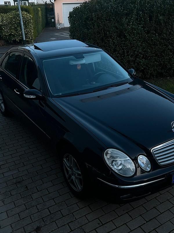 Gebraucht Mercedes E200 125 PS (91 kW) 2005 Schwarz Limousine