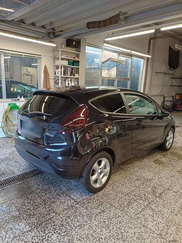 Gebraucht Ford Fiesta 97 PS (71 kW) 2010 Schwarz Kleinwagen
