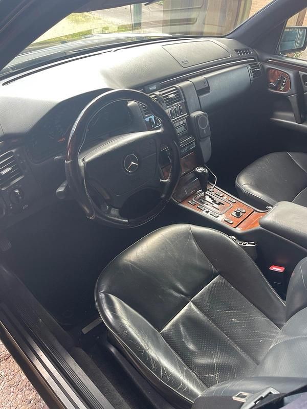 Gebraucht Mercedes E430 274 PS (201 kW) 1999 Schwarz Limousine