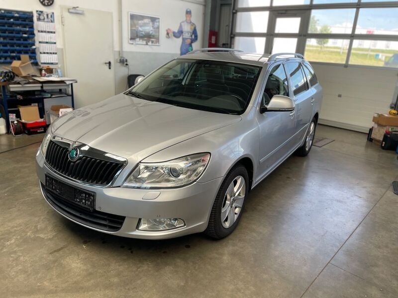 Grau Gebraucht 2012 Skoda Octavia Elegance Limousine | 7.600 € (Fairer Preis) - Bild 1/4