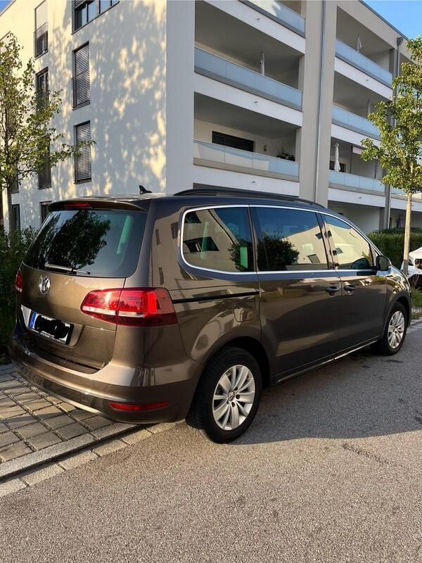 Braun Gebraucht 2018 VW Sharan Van / Kleinbus | 24.500 € (Etwas zu teuer) - Bild 1/4
