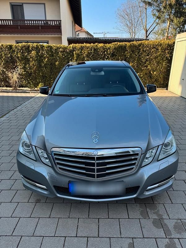 Grau Gebraucht 2011 Mercedes E350 Limousine | 12.490 € (Fairer Preis) - Bild 1/4