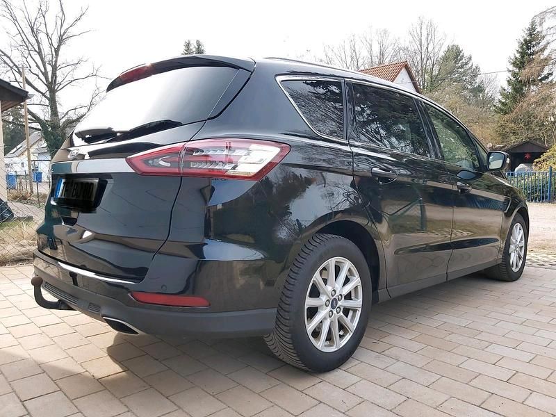Gebraucht Ford S-MAX Titanium 180 PS (132 kW) 2017 Schwarz Van / Kleinbus
