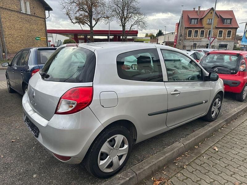 Gebraucht Renault Clio III Expression 75 PS (55 kW) 2009 Grau Limousine