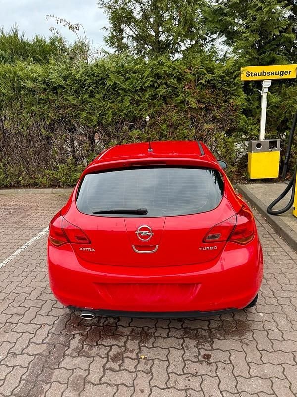 Second-hand Opel Astra 140 CP (102 kW) 2011 Roșu Hatchback