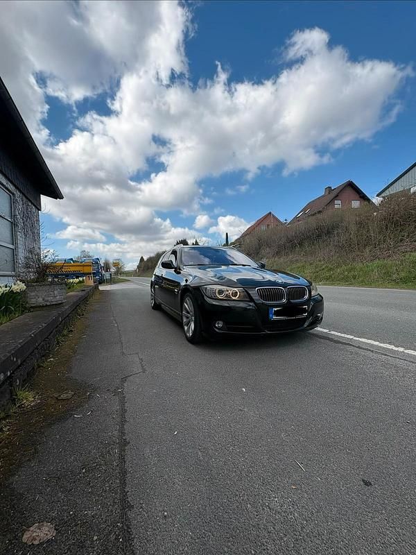 Gebraucht BMW 325 218 PS (160 kW) 2011 Schwarz Kombi