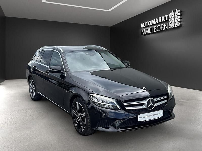 Obsidianschwarz metalliclack (metallic) Gebraucht 2021 Mercedes C300e Kombi | 21.790 € (Guter Preis) - Bild 1/4