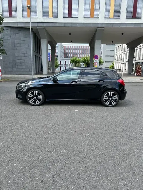 Gebraucht Mercedes A180 109 PS (80 kW) 2014 Schwarz Kleinwagen