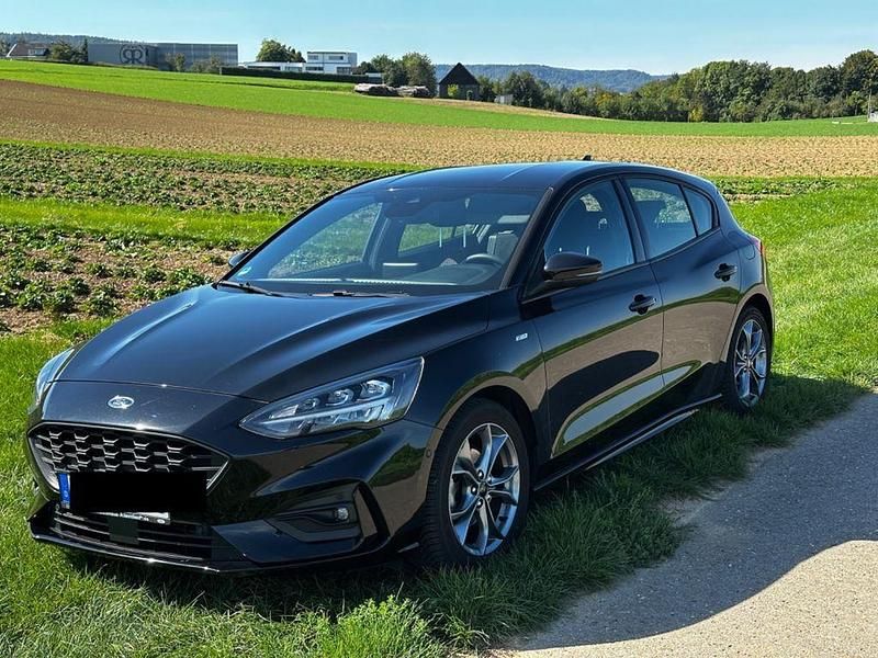 Schwarz Gebraucht 2020 Ford Focus ST-Line Limousine | 17.300 € (Guter Preis) - Bild 1/4