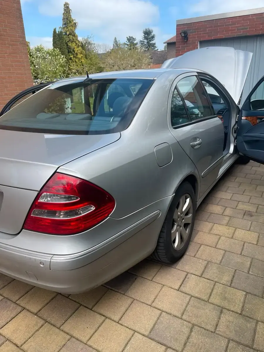 Gebraucht Mercedes E240 177 PS (130 kW) 2003 Silber Limousine