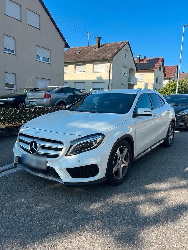 Weiß Gebraucht 2016 Mercedes GLA200 AMG line SUV | 10.899 € (Superpreis) - Bild 1/4