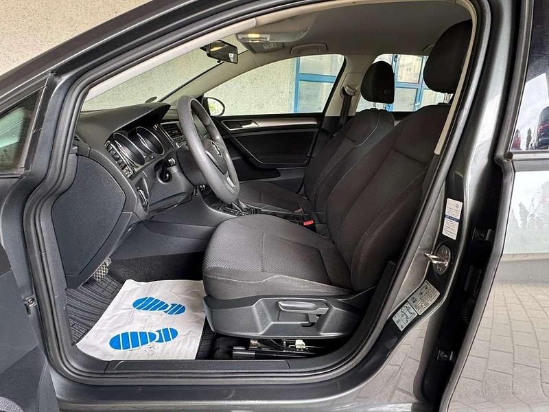 Gebraucht VW Golf VII Trendline 116 PS (85 kW) 2018 Indiumgrau metallic Kleinwagen