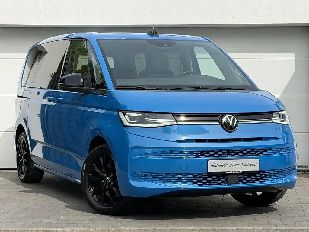 Second-hand VW Multivan Life 204 CP (150 kW) 2023 Albastru Monovolum