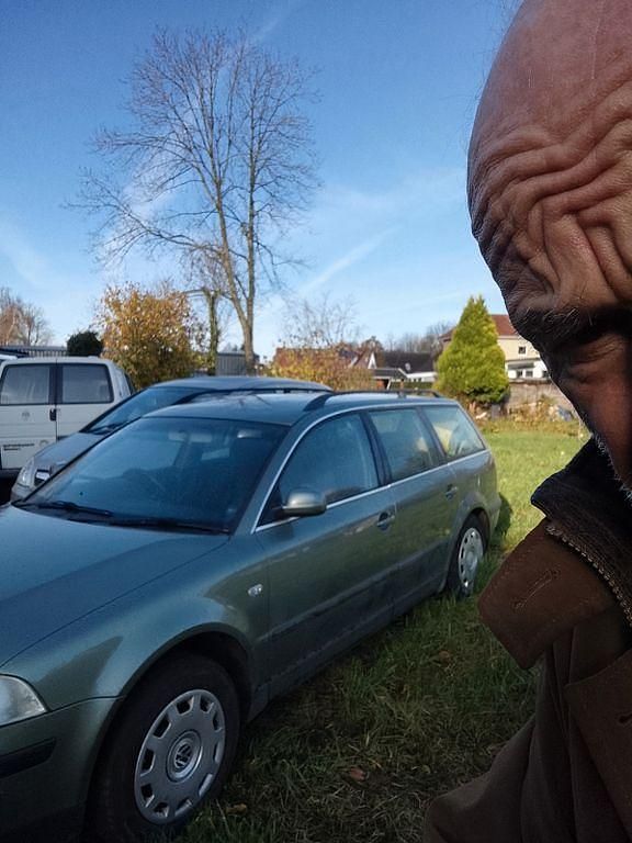 Grau Gebraucht 2001 VW Passat Kombi | 2.850 € (Etwas zu teuer) - Bild 1/4