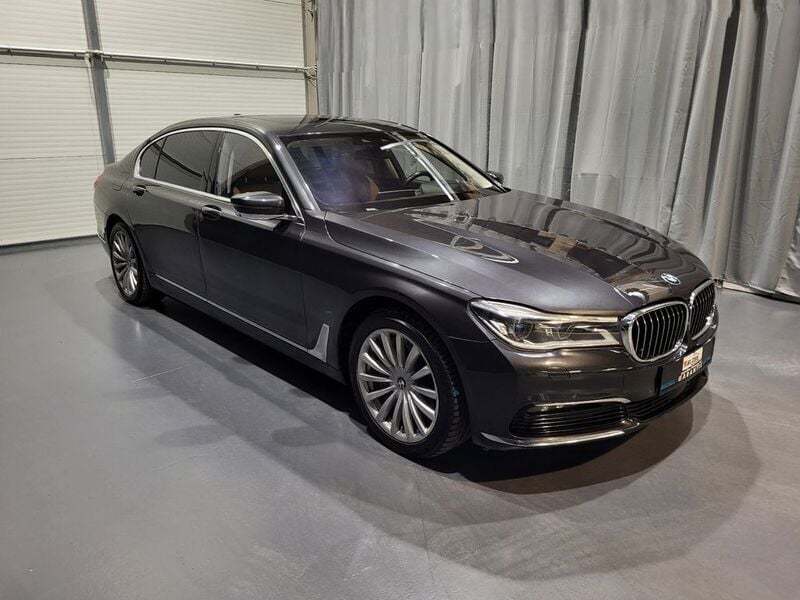 Gebraucht BMW 750 400 PS (294 kW) 2017 Sophistograu brillanteffekt Limousine