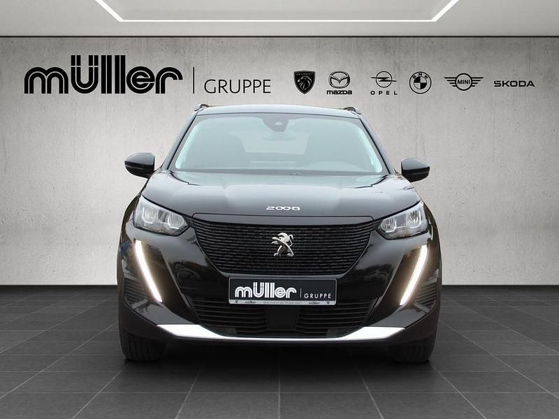 Gebraucht Peugeot e-2008 Allure 100 kW (136 PS) 2022 Perla nera schwarz metallic (metallic) SUV