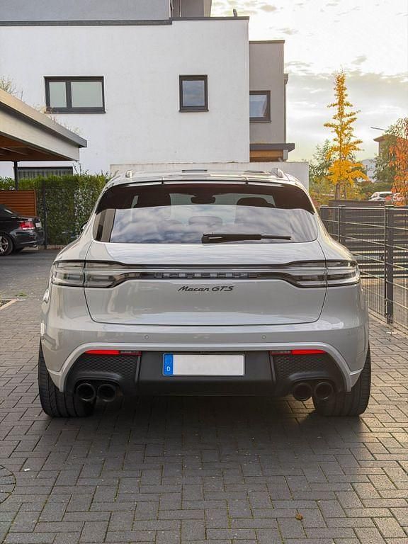 Grau Gebraucht 2022 Porsche Macan GTS SUV | 79.988 € (Guter Preis) - Bild 1/4