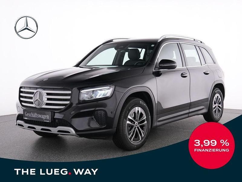 Schwarz metalliclack kosmossch Gebraucht 2025 Mercedes GLB180 SUV | 39.270 € (Fairer Preis) - Bild 1/4