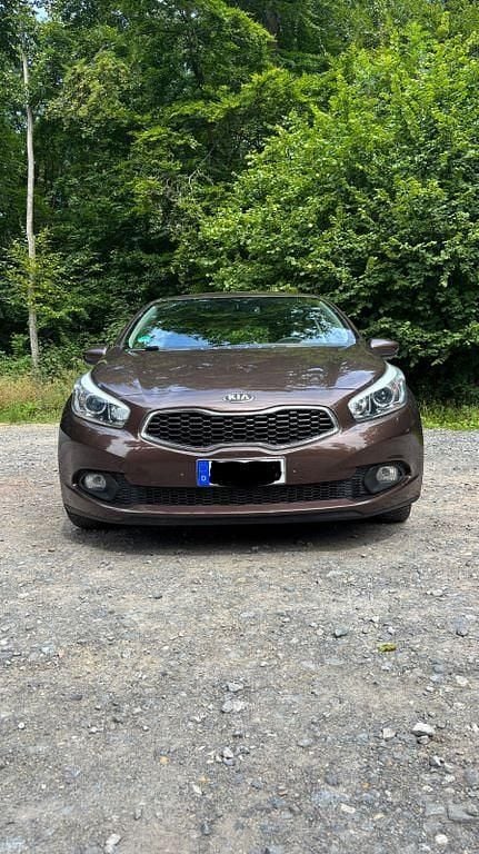 Braun Gebraucht 2013 Kia Ceed Attract Limousine | 6.800 € (Fairer Preis) - Bild 1/4