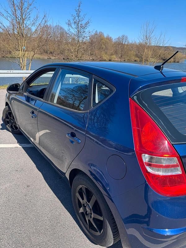 Gebraucht Hyundai i30 109 PS (80 kW) 2008 Blau Kleinwagen