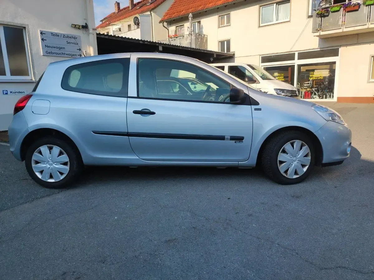 Gebraucht Renault Clio II 75 PS (55 kW) 2011 Silber Limousine