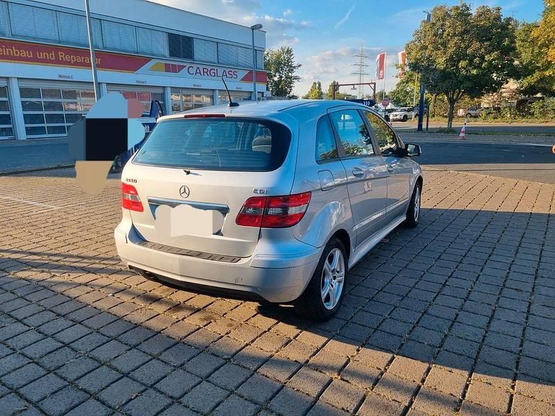 Gebraucht Mercedes B180 109 PS (80 kW) 2009 Silber Van / Kleinbus