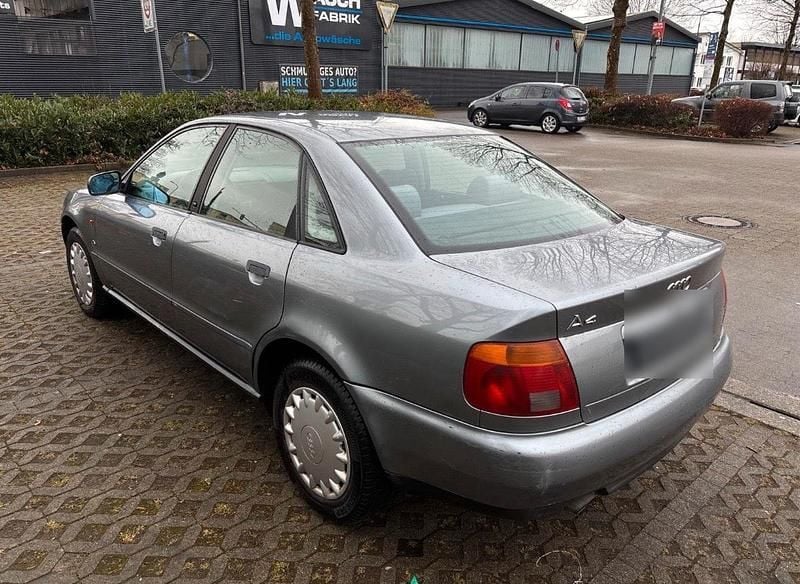 Second-hand Audi A4 118 CP (86 kW) 1995 Albastru Berlinǎ