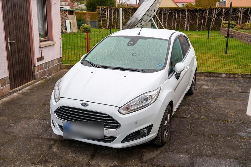 Gebraucht Ford Fiesta 125 PS (91 kW) 2015 Weiß Kleinwagen