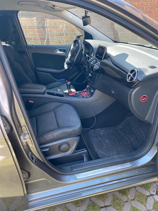 Gebraucht Mercedes B180 122 PS (89 kW) 2013 Grau Van / Kleinbus