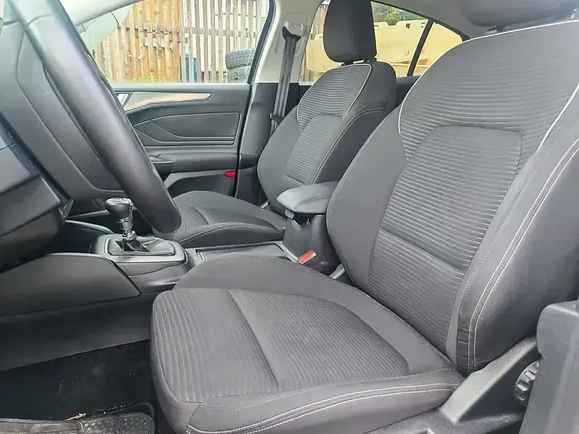 Usado Ford Focus Titanium 125 CV (91 kW) 2022 Gris Berlina