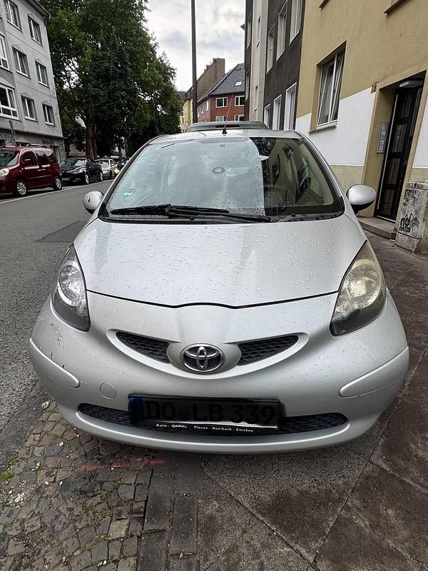 Grau Gebraucht 2006 Toyota Aygo Kleinwagen | 700 € (Superpreis) - Bild 1/4